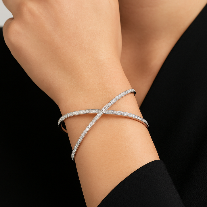 Kiss Pavé Diamond Bangle